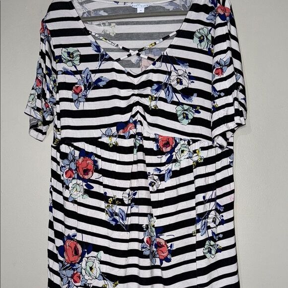 Black and White Short Short Sleeve T-Shirt Size 1X - Picture 5 of 8